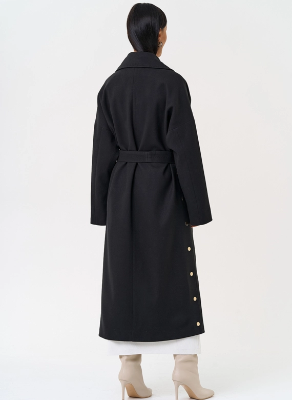 Женское пальто черного цвета с функциональными кнопками фото