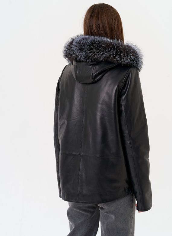 Женская куртка из натуральной кожи с капюшоном из меха чернобурки