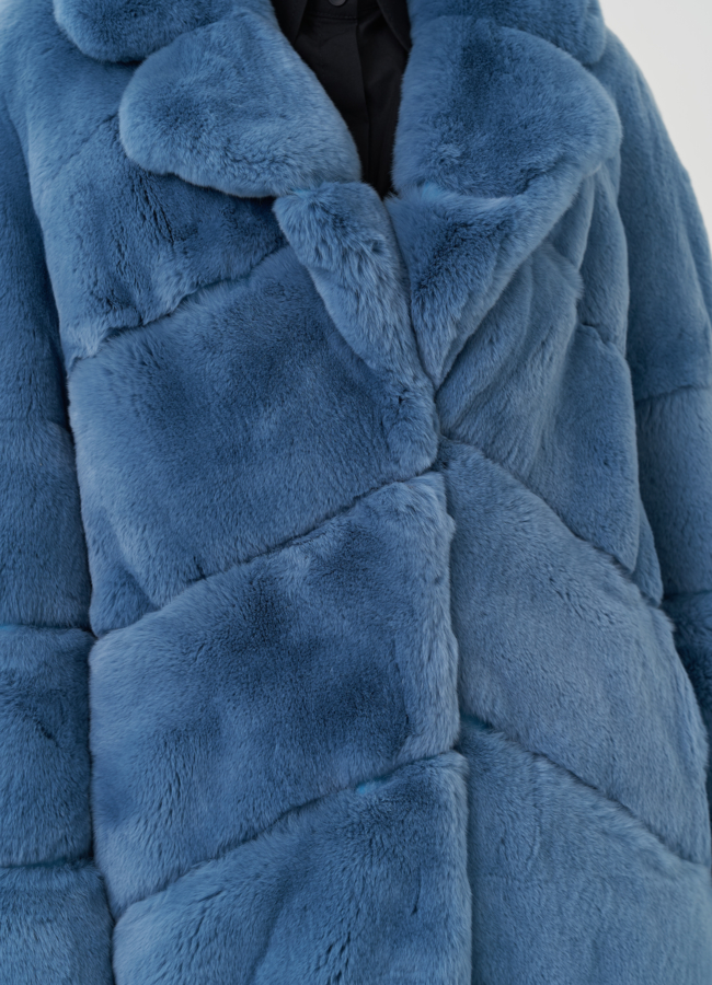 Шуба из меха кролика синего цвета с английским воротником модель № 24796 универмаг малина