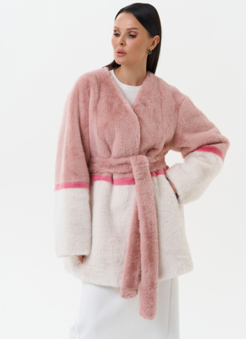 Женская шуба из эко меха в светлом оттенке