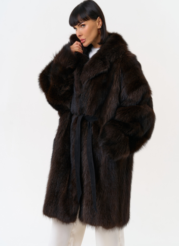 Шуба из меха енота с английским воротником