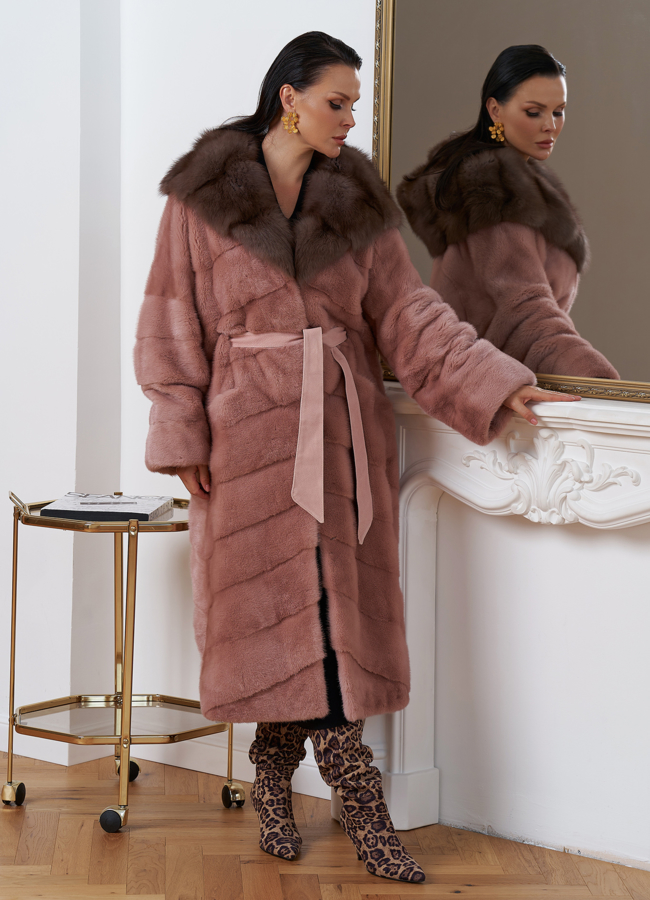 Норковая шуба розового цвета с капюшоном из меха куницы модель № 27569 в кредит