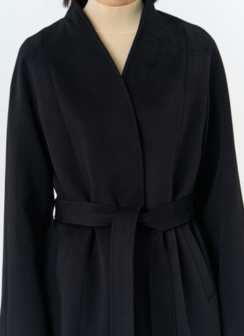 Женское пальто черного цвета с поясом
