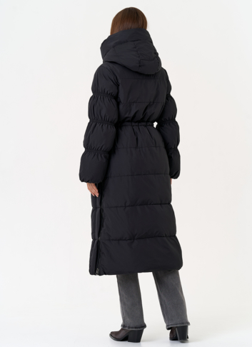 Женский пуховик черного цвета с капюшоном