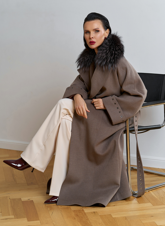Утепленное женское пальто с английским воротником из меха лисы