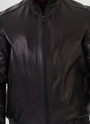Мужская кожаная куртка черного цвета