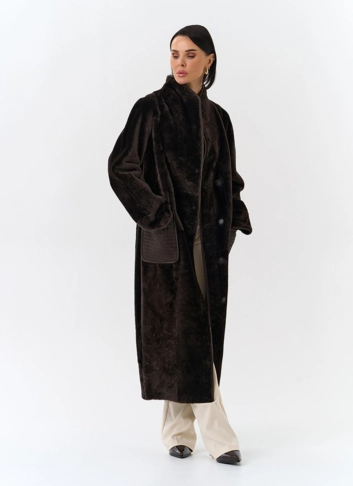 Женская дубленка с декоративным поясом фото