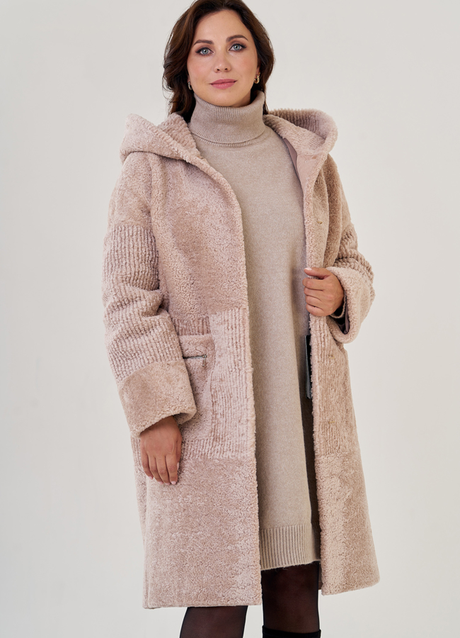 Шуба из овчины в бежевом цвете с капюшоном модель № 21979 универмаг малина