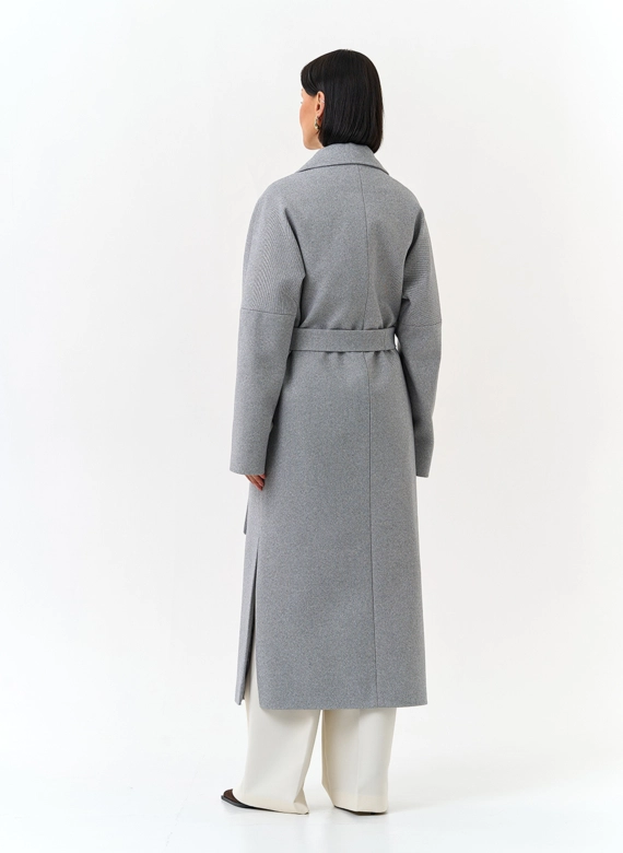Женское пальто с английским воротником