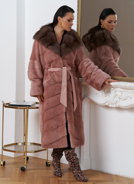 Норковая шуба розового цвета с капюшоном из меха куницы
