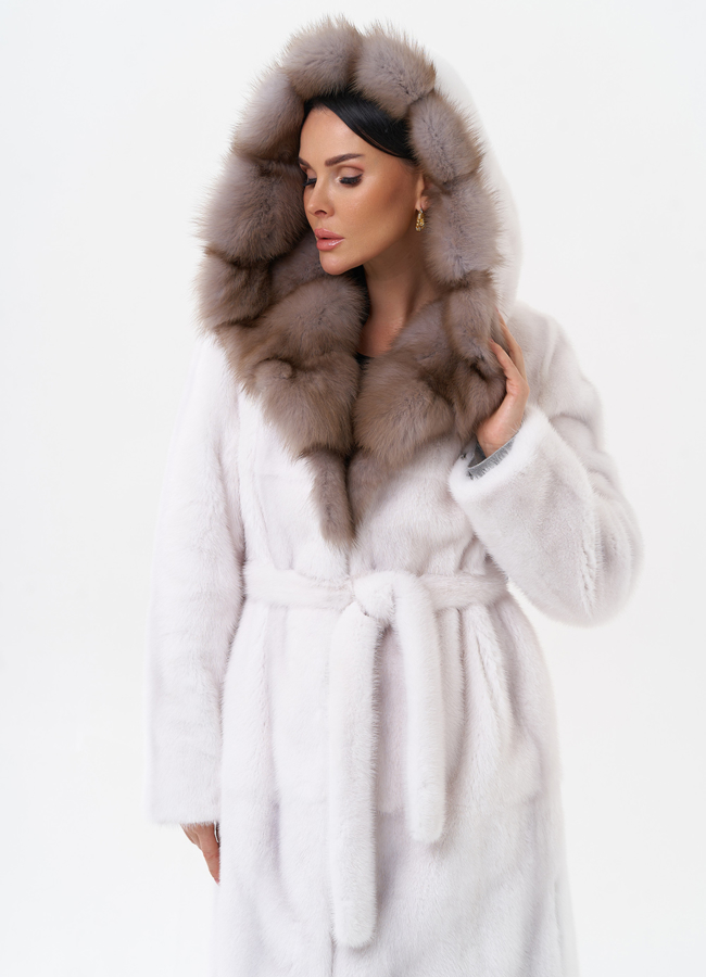 Белая шуба из норки с куницей модель № 29531 меха малина