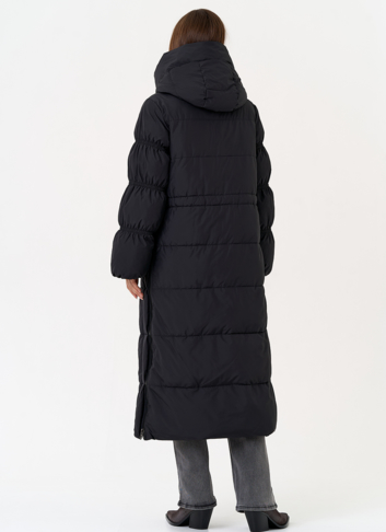 Женский пуховик черного цвета с капюшоном