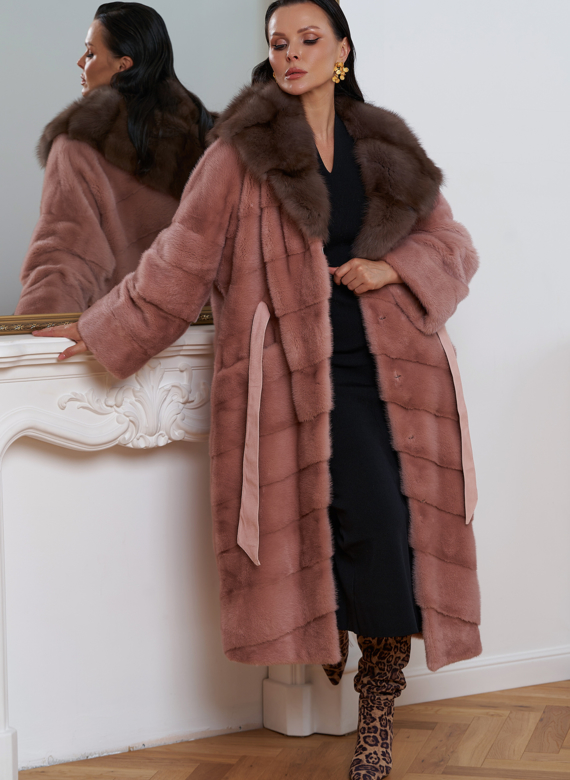 Норковая шуба розового цвета с капюшоном из меха куницы