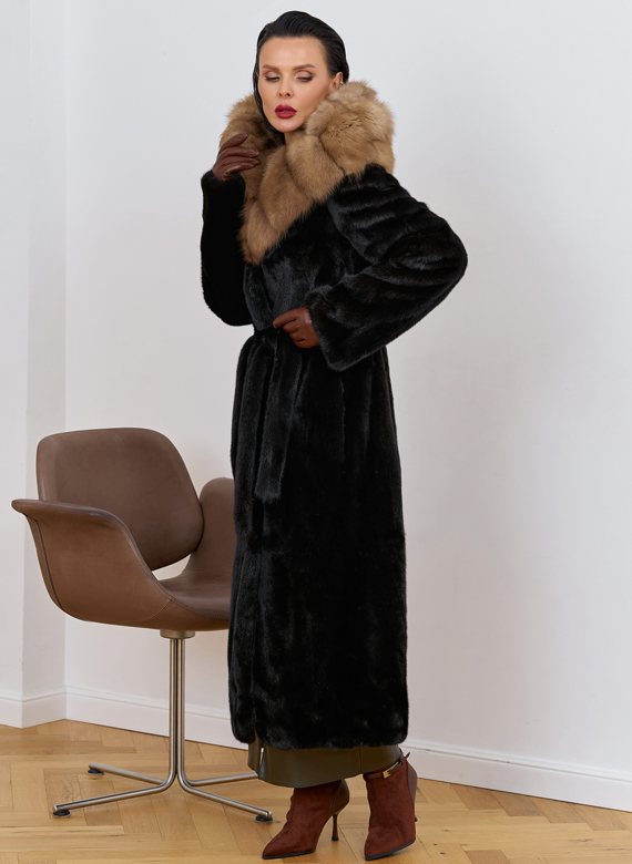 Шуба из меха норки с капюшоном из меха куницы Шуба из меха норки с капюшоном из меха куницы