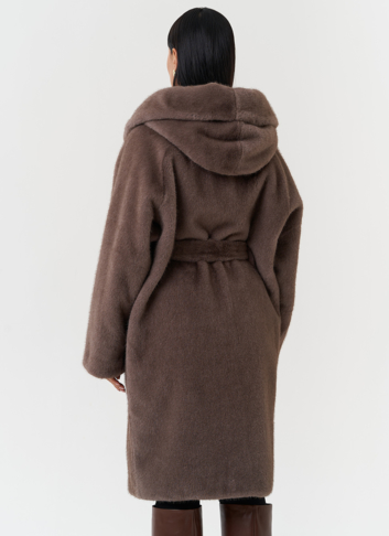 Пальто из эко меха с капюшоном