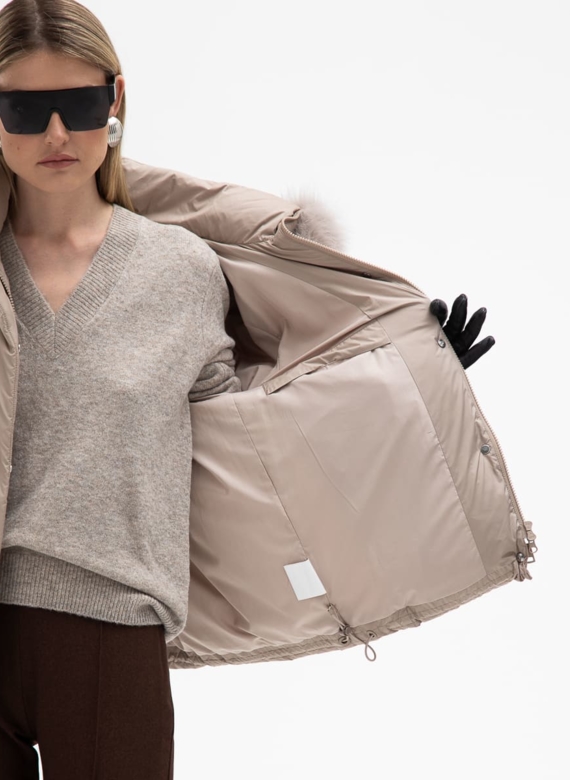 Короткий пуховик с капюшоном из меха песца