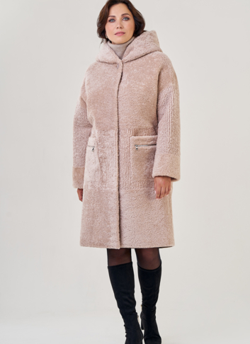 Шуба из овчины в бежевом цвете с капюшоном