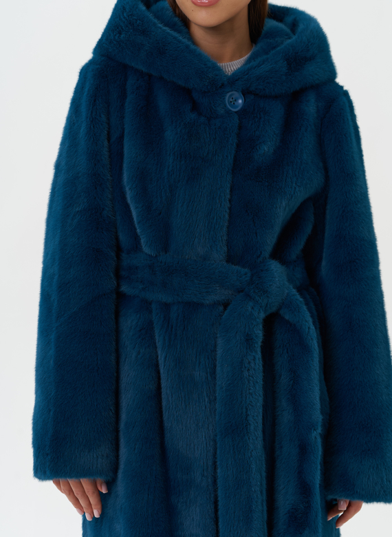 Удлиненное пальто из эко меха с капюшоном