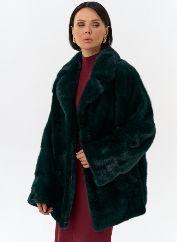Шуба из меха норки с английским воротником в зеленом цвете