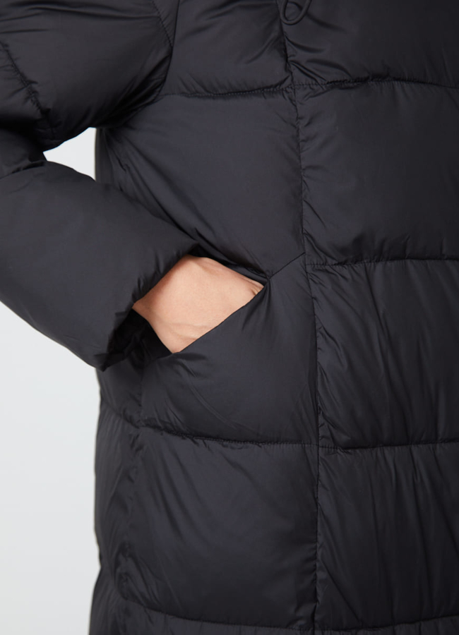Женский пуховик черного цвета с капюшоном модель № 31152 универмаг малина