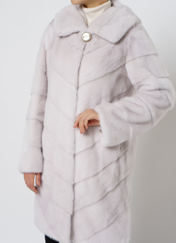 Светлая норковая шуба с капюшоном