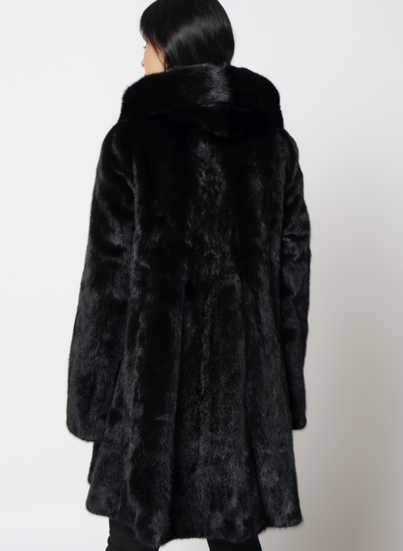 Шуба из норки с капюшоном черного цвета