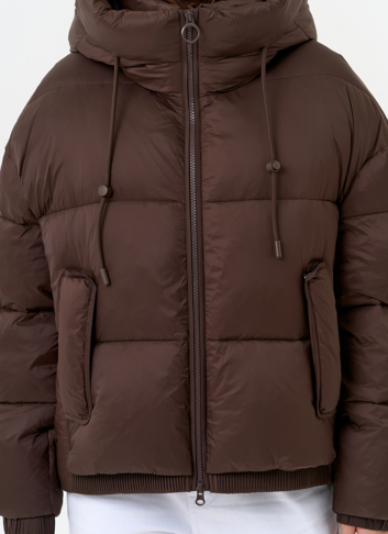 Женский короткий пуховик коричневого цвета
