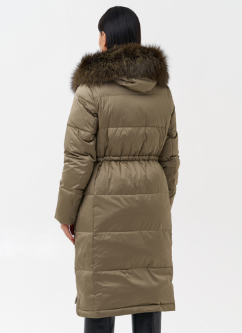 Женский пуховик с отделкой из меха чернобурки