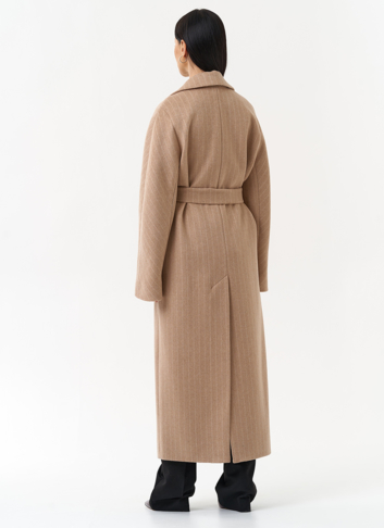 Длинное женское пальто с поясом