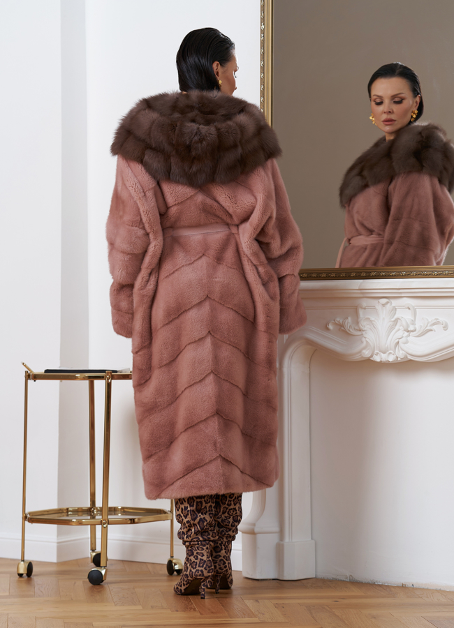 Норковая шуба розового цвета с капюшоном из меха куницы модель № 27569 универмаг малина
