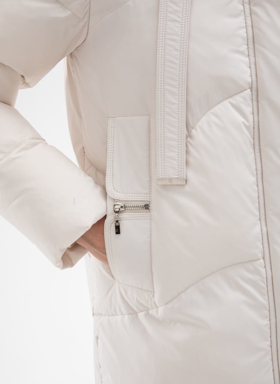 Женский пуховик белого цвета с капюшоном