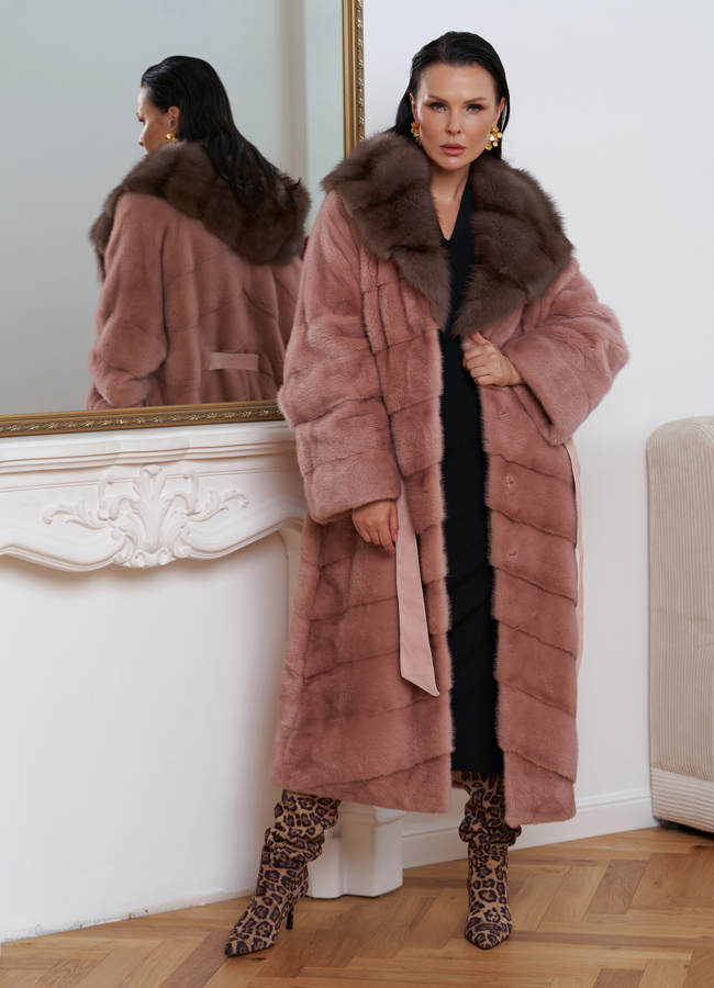 Норковая шуба розового цвета с капюшоном из меха куницы модель № 27569 универмаг малина
