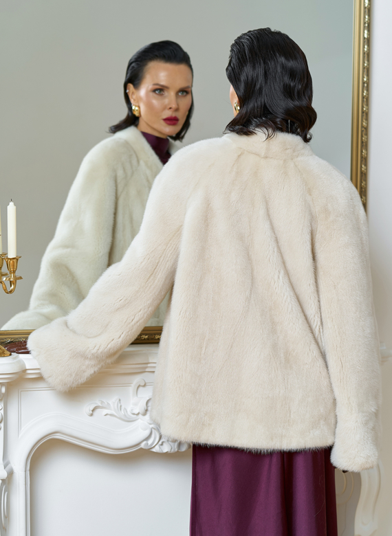 Укороченная шуба из меха норки с акцентными пуговицами Укороченная шуба из меха норки с акцентными пуговицами