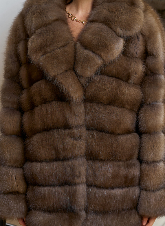 Женская шуба из куницы с английским воротником Женская шуба из куницы с английским воротником