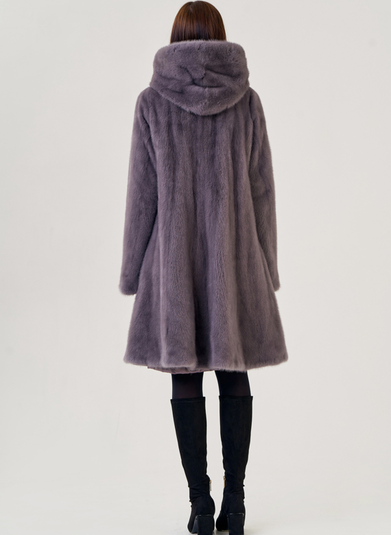 Шуба с капюшоном фиолетового цвета