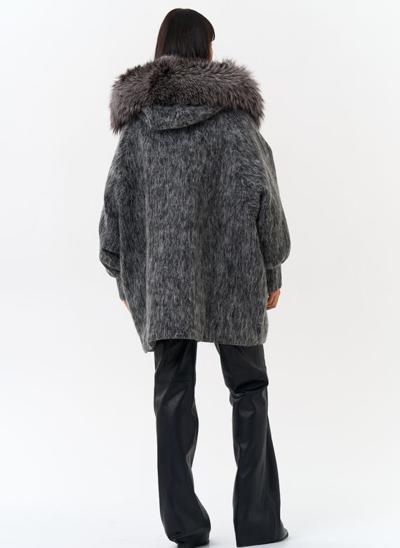 Женский удлиненный пуховик с отделкой из меха чернобурки
