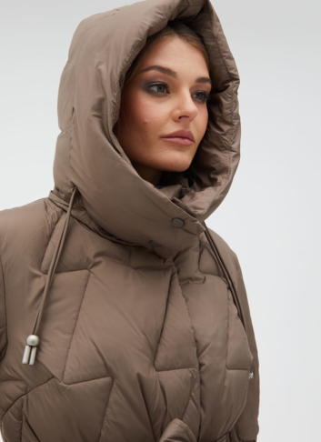 Женский пуховик с поясом