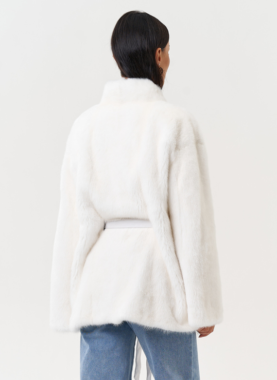 Короткая шуба из норки белого цвета