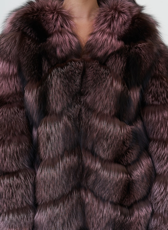 Женская шуба из меха чернобурки розового цвета фото