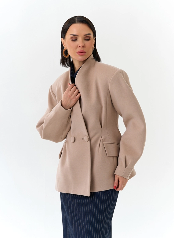 Женское укороченное пальто с акцентными рукавами