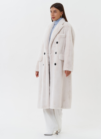 Двубортное пальто из эко меха