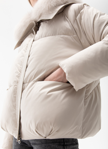 Женский пуховик с отделкой из меха песца