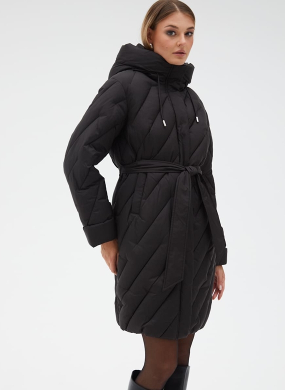 Женский пуховик черного цвета с поясом