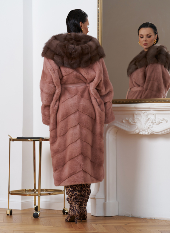 Норковая шуба розового цвета с капюшоном из меха куницы