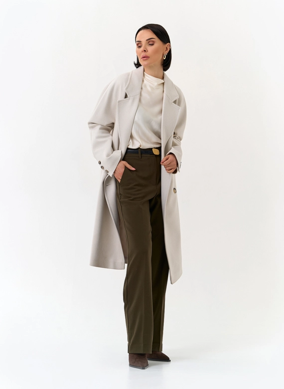 Светлое женское пальто с поясом
