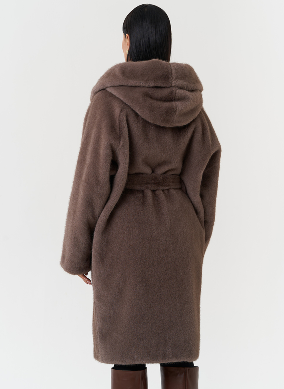 Пальто из эко меха с капюшоном