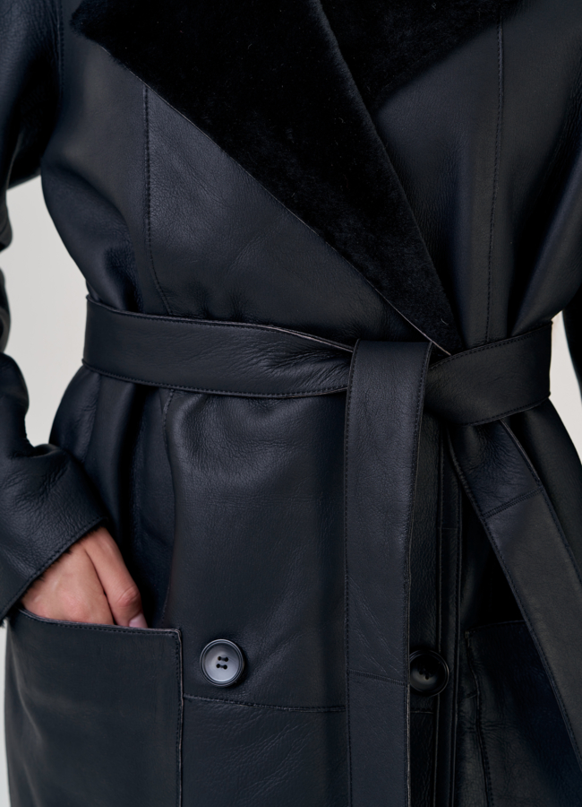 Женская дубленка черного цвета с английским воротником  модель № 23248 универмаг малина