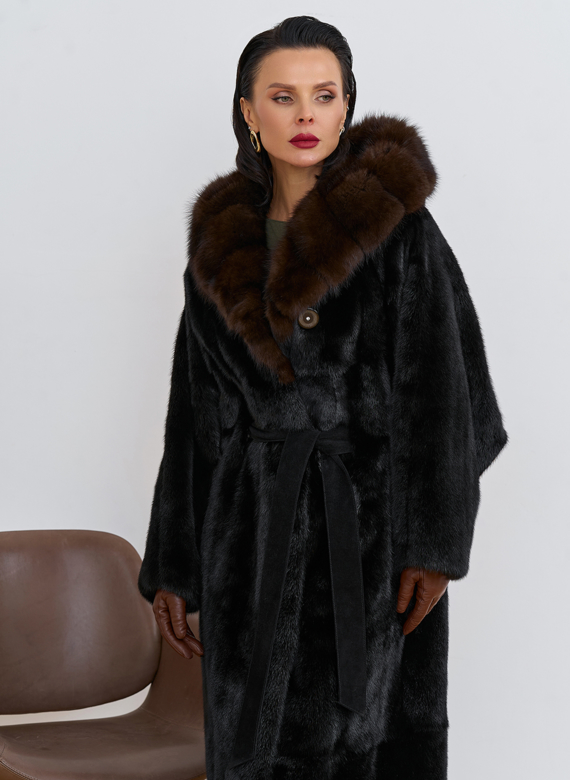 Шуба из меха норки с капюшоном из меха куницы Шуба из меха норки с капюшоном из меха куницы