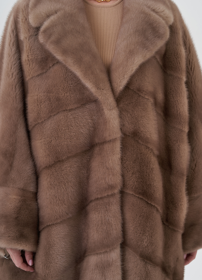 Шуба оверсайз с английским воротником  модель № 23973 в рассрочку