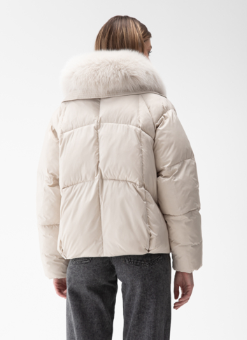 Женский пуховик с отделкой из меха песца